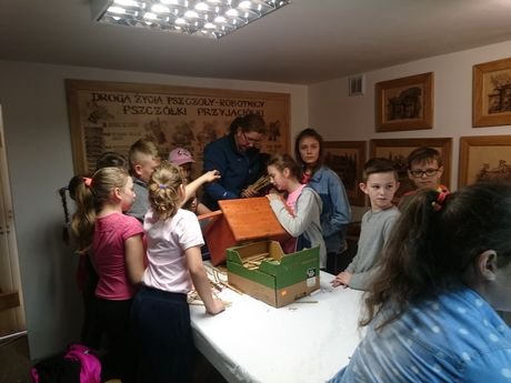 Wycieczka do zagrody Pszczółki przyjaciółki